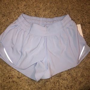 lululemon size 4 hotty hot shorts (2.5 in)
